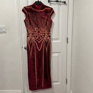 Very flattering Chinese styled dress. Zipper back.